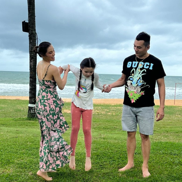 Lý Bình dành nhiều tình yêu thương cho con gái Mia.