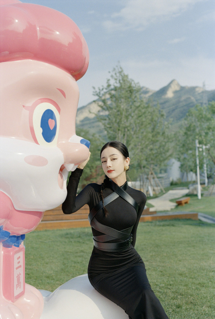 Địch Lệ Nhiệt Ba công khai là 'hoa đã có chủ', danh tính nhà trai gây chú ý Ảnh 5