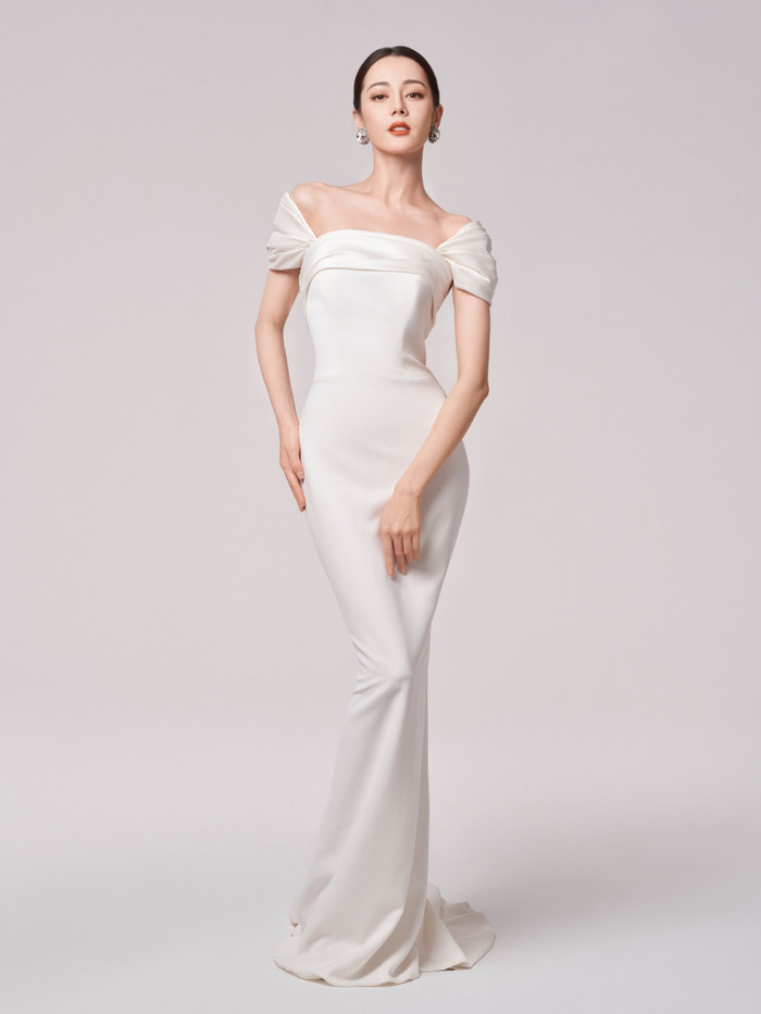 Với nét ngoài cuốn hút, cô nàng luôn là tâm điểm truyền thông mỗi khi tham dự các thảm đỏ, sự kiện thời trang, kim hoàn trong nước và quốc tế.