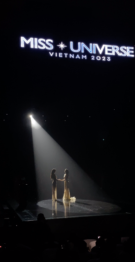 Khoảnh khắc Bùi Quỳnh Hoa và Hương Ly nắm tay nhau trong đêm chung kết.