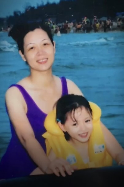 Ảnh 'ngày ấy' của Thùy Linh và mẹ.