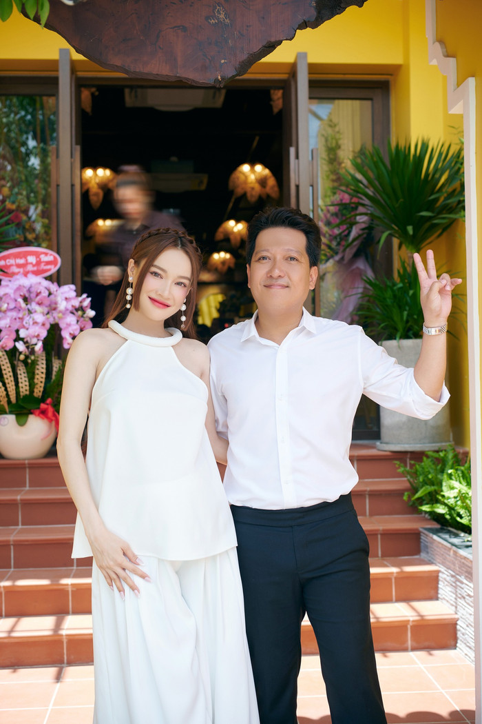 Dù đang bầu bí, thế nhưng Nhã Phương vẫn phụ giúp ông xã việc kinh doanh. 