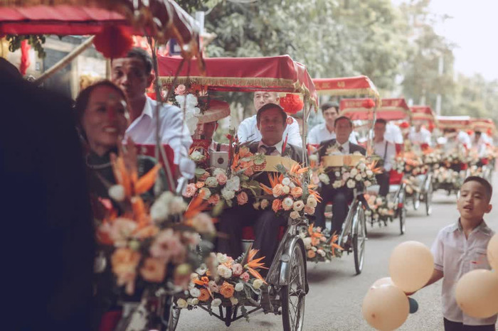Đoàn xích lô của nhà trai đi đón dâu