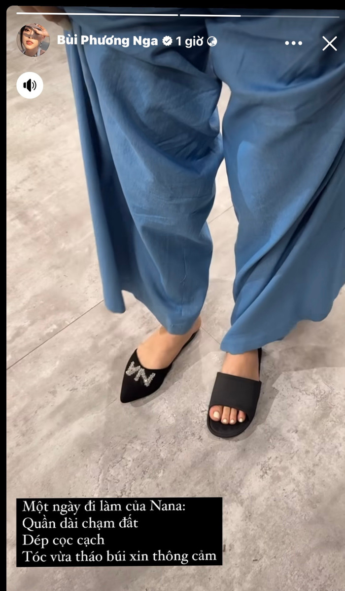 Vì đi làm vội, 2 chiếc dép cùng màu đen nên Phương Nga xỏ nhầm đi làm.&nbsp;