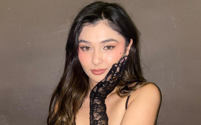 Cô gái trẻ hát nhạc Việt trên con phố nước ngoài: Danh tính gây bất ngờ! Ảnh 2