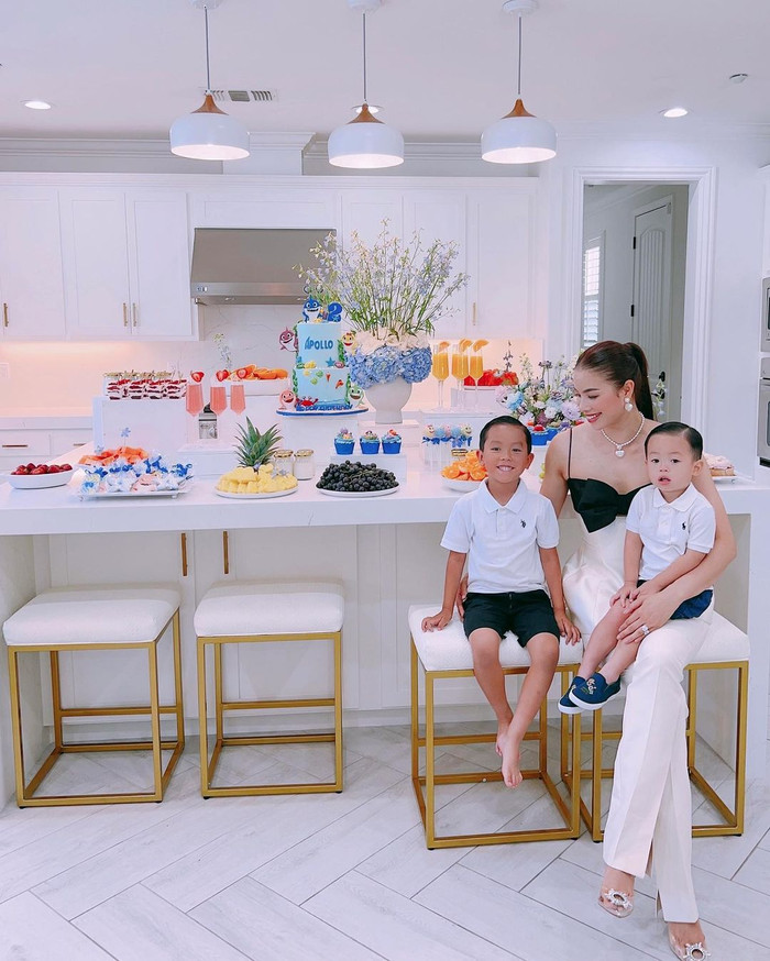 Phạm Hương bên cạnh hai quý tử ở trong căn biệt thự đầy sang chảnh, rộng rãi