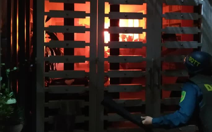 Căn nhà bốc cháy dữ dội lúc nửa đêm, 3 người mắc kẹt được giải cứu thành công Ảnh 2