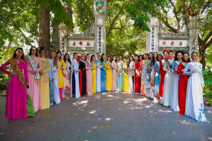 Các thí sinh Miss Grand International 2023 diện áo dài khoe sắc chung khung hình.