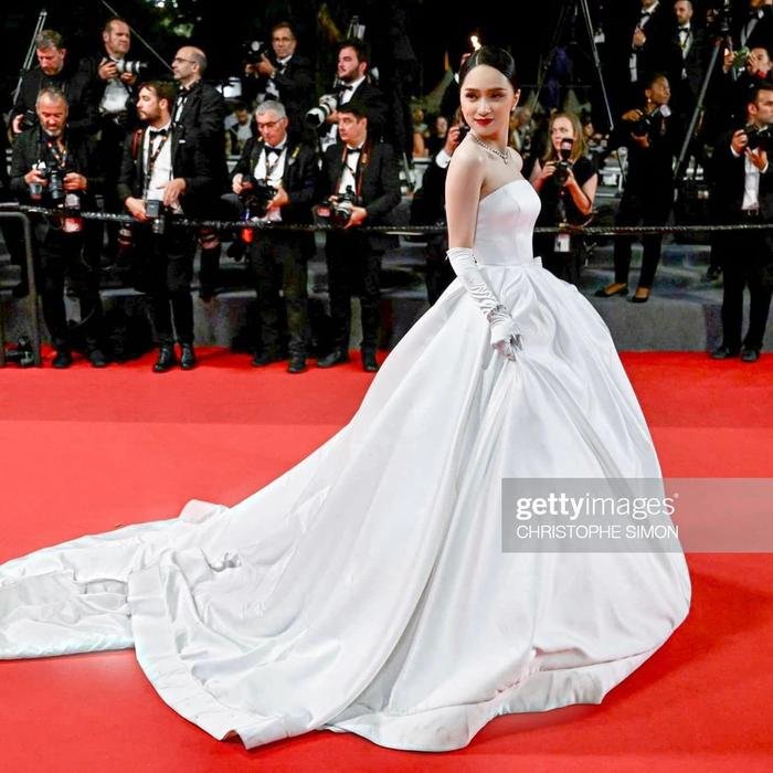 Visual Hương Giang tại Cannes gây sốt trở lại, fan 'hò hét': Đại minh tinh! Ảnh 2