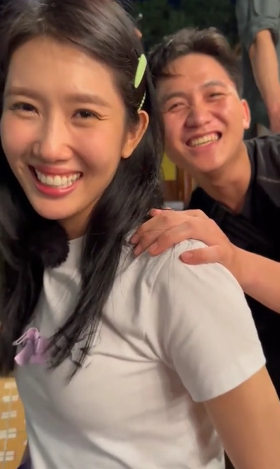 Người đẹp ngay sau đó vẫn nở nụ cười rạng rỡ, vui tươi.