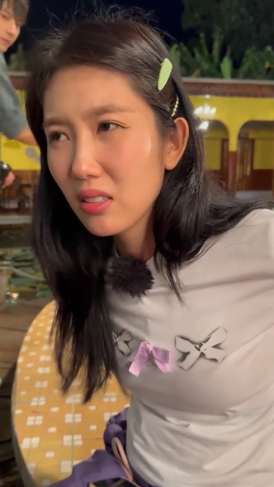 Khuôn mặt đầy đau đớn của cô khi bị bệnh.