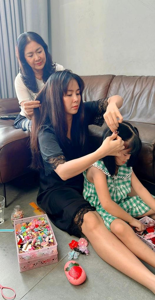 Hình ảnh mới nhất của Lê Phương bên cạnh mẹ và con gái