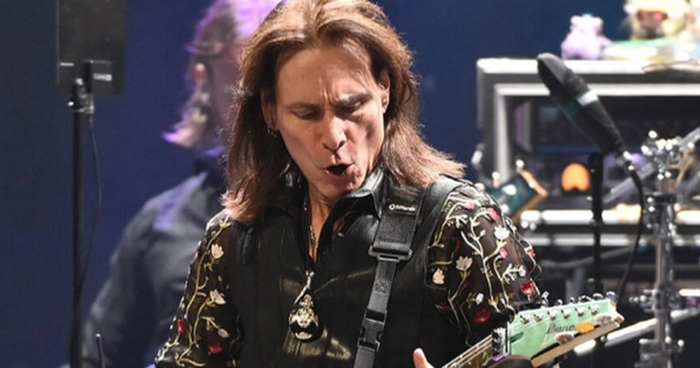 Ông đạt nhiều giải thưởng lớn trong 45 năm hoạt động nghệ thuật.