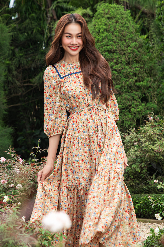 Thanh Hằng được nhiều khán giả nhận xét ngày càng xinh đẹp, trẻ trung khi ở trong mối quan hệ tình cảm với bạn trai doanh nhân