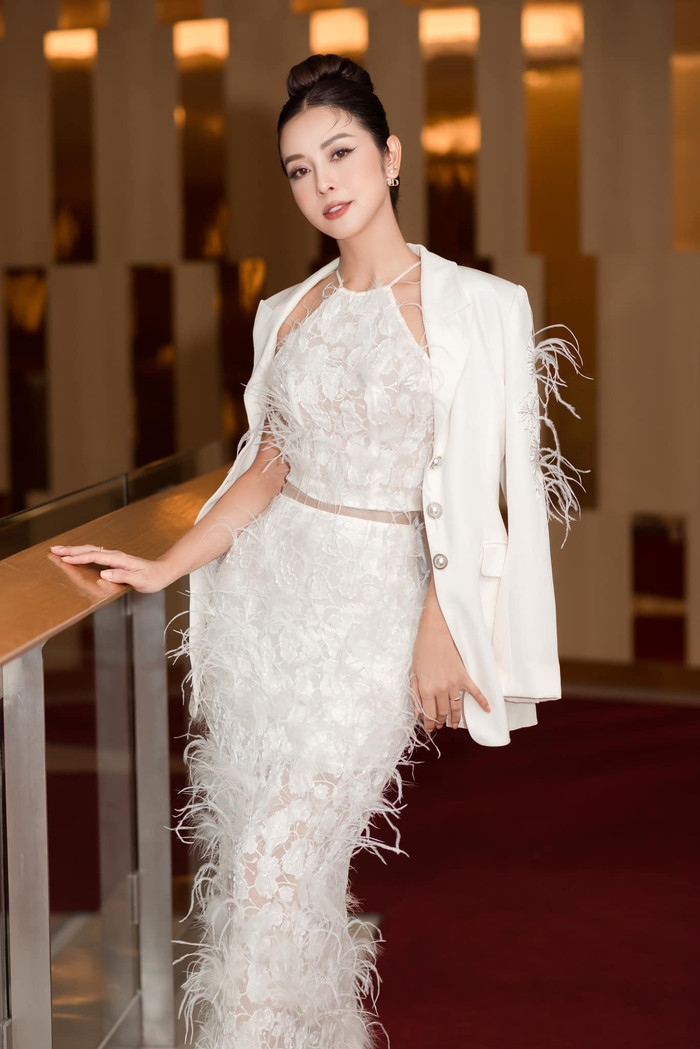 Body mảnh mai, vòng eo nhỏ xíu của mẹ bốn con Jennifer Phạm&nbsp;đánh lừa thị giác công chúng.