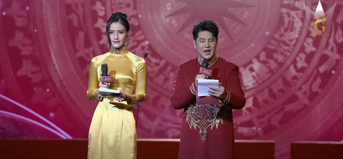 Á hậu Minh Nhàn đảm nhận vị trí MC cho bữa tiệc trao sash cho các thí sinh Miss Grand International 2023. (Ảnh chụp màn hình)