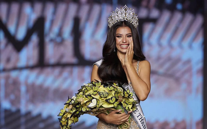 Miss Universe Thailand bung nhẹ skill catwalk, khả năng bung tà, lia cam khỏi bàn Ảnh 2
