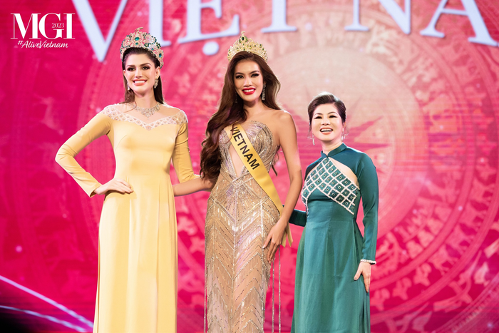 Isabella Menin và phó chủ tịch Miss Grand - bà Teresa trao sash cho đại diện Việt Nam.