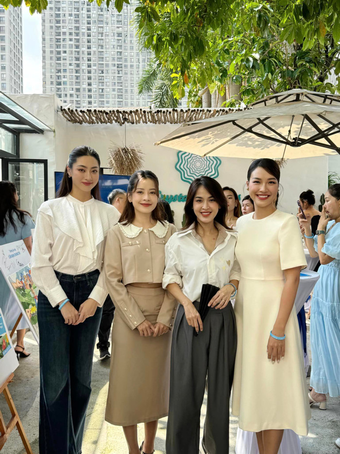 Lương Thùy Linh lộ rõ chiều cao 'khủng' khi chụp cùng với ba sao nữ đình đám