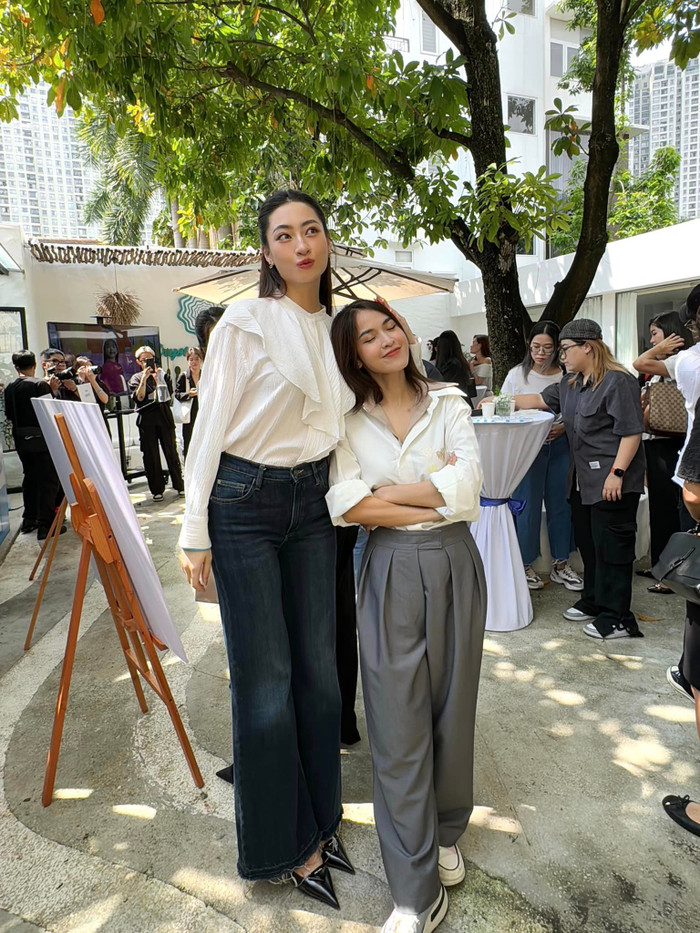 Lương Thùy Linh lộ rõ vẻ hào hứng khi ở bên cạnh Tú Vi