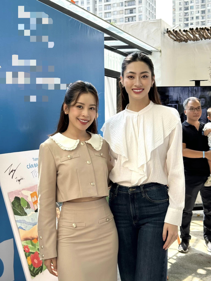 Lương Thùy Linh nở nụ cười đầy rạng rỡ khi đứng chung khung hình với Chi Pu. Nhiều khán giả nhận xét cô nàng không hề bị 'lép vế' so với đàn chị đình đám