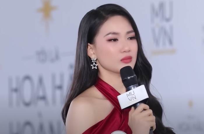 Bùi Quỳnh Hoa bật khóc khi nói về gia đình.