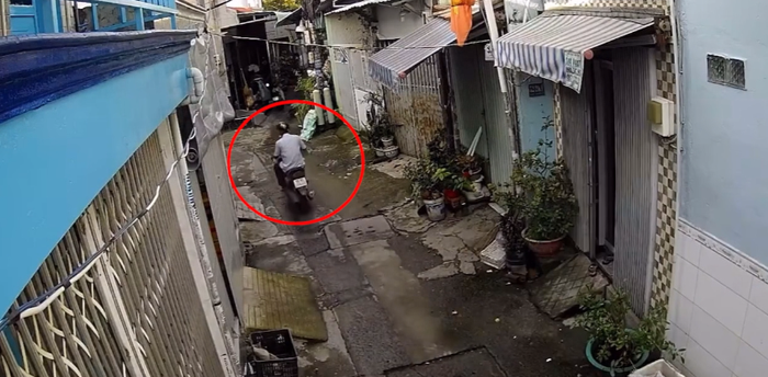 Gã đàn ông đi xe máy vào con hẻm. Ảnh cắt từ clip