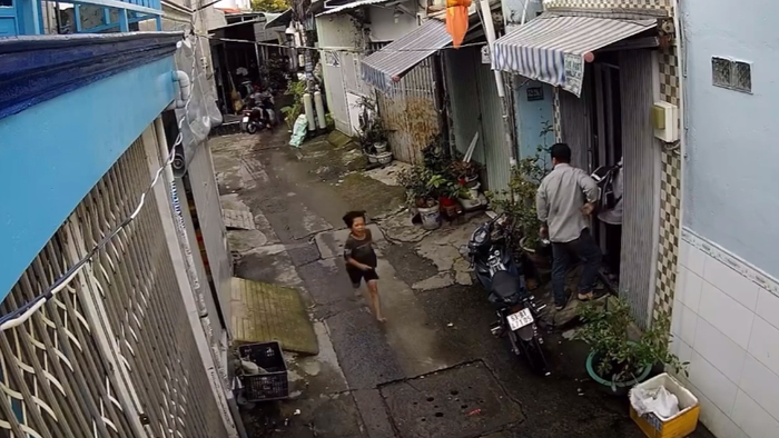 Bé trai 9 tuổi rượt đuổi theo sau xe máy của gã đàn ông. Ảnh cắt từ clip