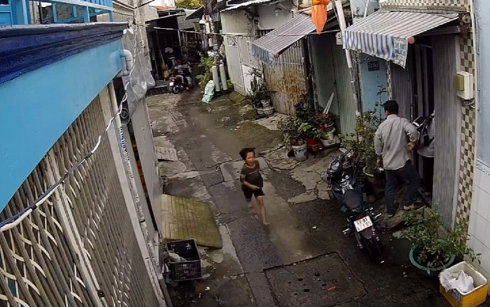 Bé trai 9 tuổi vừa khóc vừa chạy bộ đuổi theo gã đàn ông giật điện thoại Ảnh 2