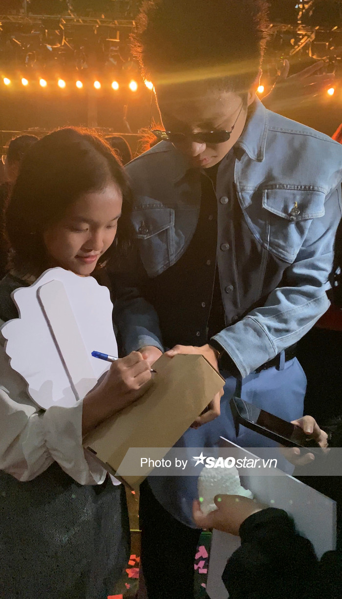 Hà An Huy được các fan vây kín sau đêm liveshow 5.