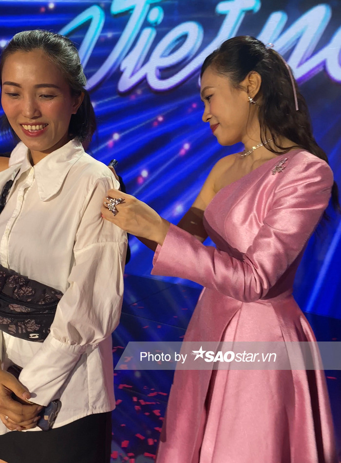 Mỹ Tâm ký tặng lên áo của một khán giả nữ.