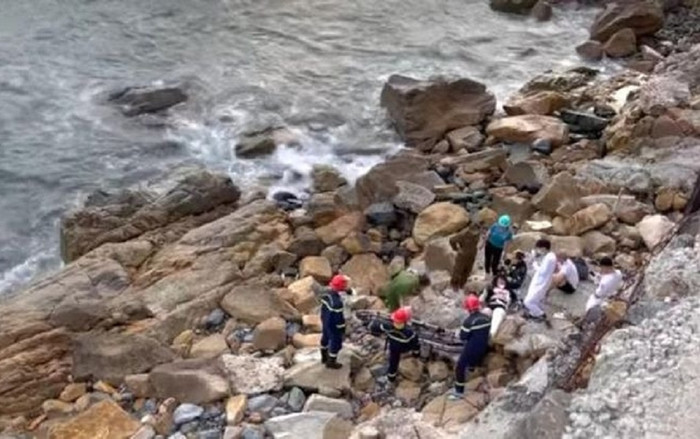 Đứng tạo dáng chụp ảnh trên đèo, cô gái trẻ không ngờ đến cái kết Ảnh 2