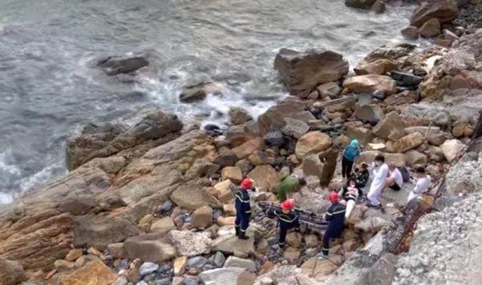 Sau khi rơi xuống vực, nạn nhân đã được lực lượng chức năng giải cứu.