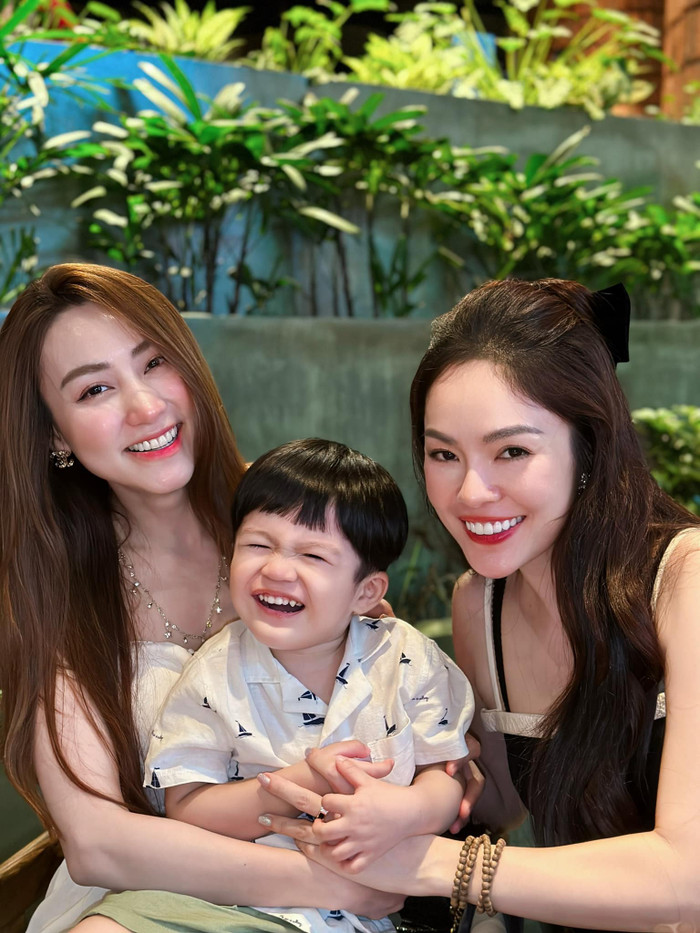 Dương Cẩm Lynh khoe khoảnh khắc cùng con trai bên cạnh diễn viên Ngân Khánh.