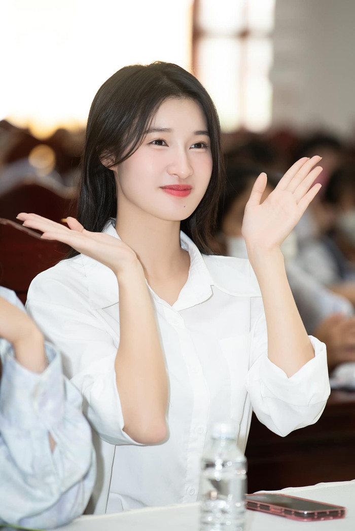 Phương Nhi vốn sở hữu nhan sắc xinh đẹp, trong trẻo. Nhờ vẻ bề ngoài cô còn được khán giả ưu ái gọi là 'thần tiên tỷ tỷ'