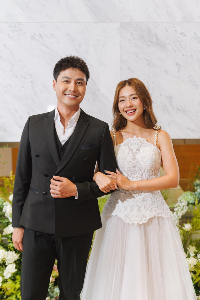 Thanh Sơn bảnh bao trong bộ vest đen đầy lịch lãm, Khả Ngân xinh đẹp trong chiếc đầm trắng, khéo léo khoe vai trần quyến rũ.