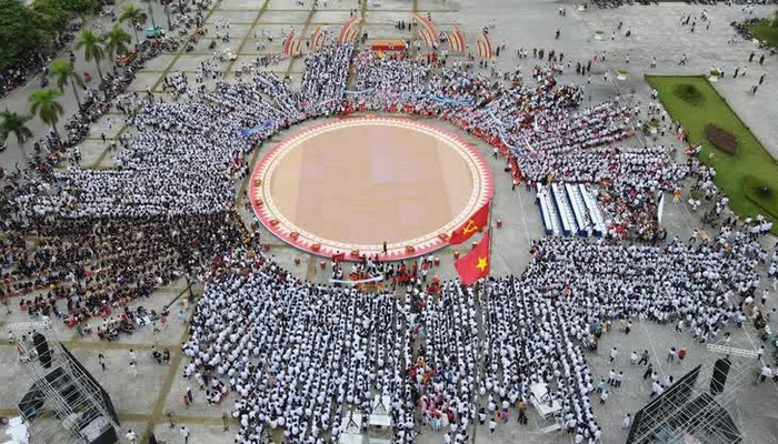 Hàng ngàn người có mặt tại quảng trường Lam Sơn cổ vũ cho Xuân Mạnh. Ảnh: Tuổi Trẻ Online