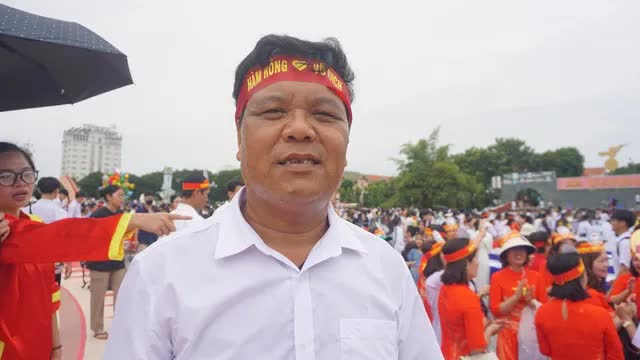 Ông Bình - bố của Xuân Mạnh vô cùng hạnh phúc và tự hào với chiến thắng của con trai. Ảnh: báo Thanh Niên