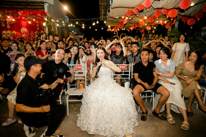 Các sân khấu, phòng trà có sự xuất hiện của Hoà Minzy khán giả đều đến chật kín khán đài