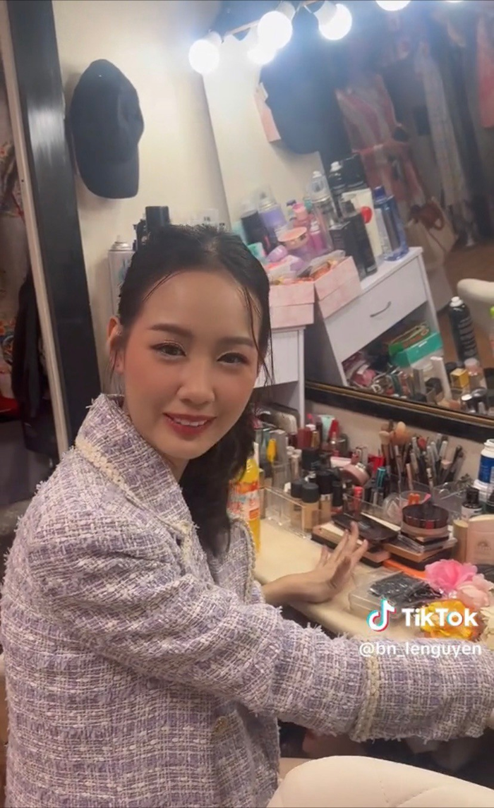 Hoa hậu Bảo Ngọc còn chia sẻ thêm: 'Thấy các chị em đi thi mà lòng xôn xao quá. Còn ai nhớ những buổi live make-up bất ổn của Ngọc lúc ở Ai Cập không ta?'