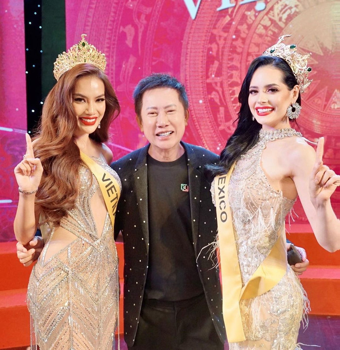 Mỗi khi chụp ảnh với chủ tịch Miss Grand International, Lê Hoàng Phương đều nở nụ cười đầy rạng rỡ