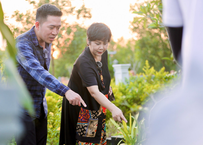 Ngoài ra, NSND Minh Hằng còn mua sẵn cả đá thạch anh và dặn người thân khi nào chị qua đời thì hãy chôn chị với đá thạch anh. Theo NSND Minh Hằng, chị rất rất thích màu sắc của đá thạch anh, nó mang giá trị tinh thần đối với chị chứ không có giá trị nhiều về vật chất.