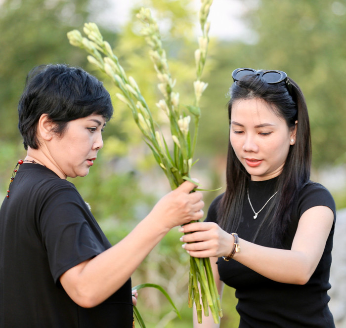 Khi đã dần nghiệm ra những quy luật tất yếu của cuộc sống, NSND Minh Hằng đã quyết định mua một suất đất ở Công viên Nghĩa trang Lạc Hồng Viên (tỉnh Hoà Bình) để khi hết duyên với cuộc đời này, chị sẽ đến đây an nghỉ.