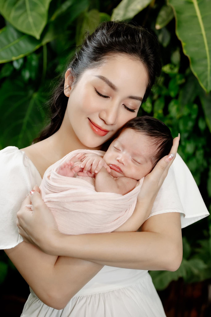 Khánh Thi nở nụ cười đầy hạnh phúc khi bế con gái út