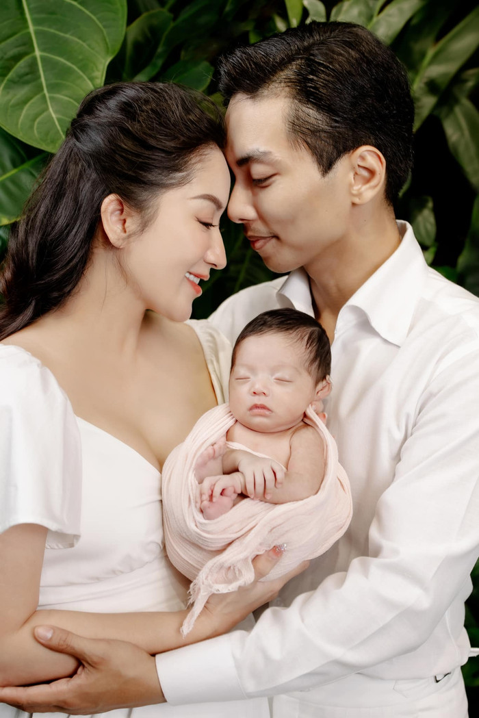 Khánh Thi tạo dáng chụp hình với con gái út và Phan Hiển