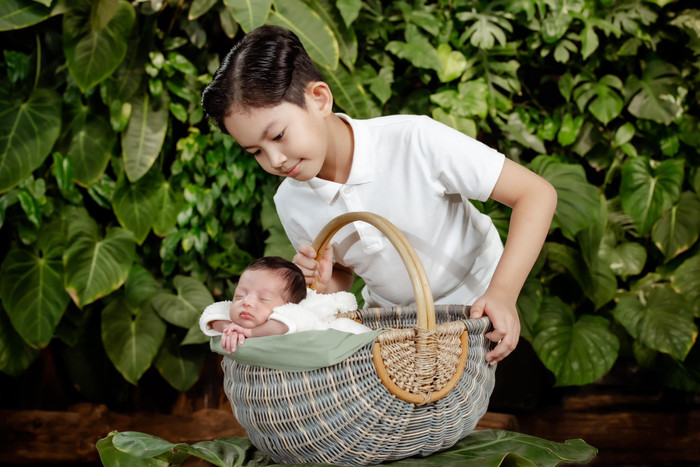 Con trai Khánh Thi dành nhiều sự quan tâm dành cho em gái Lisa