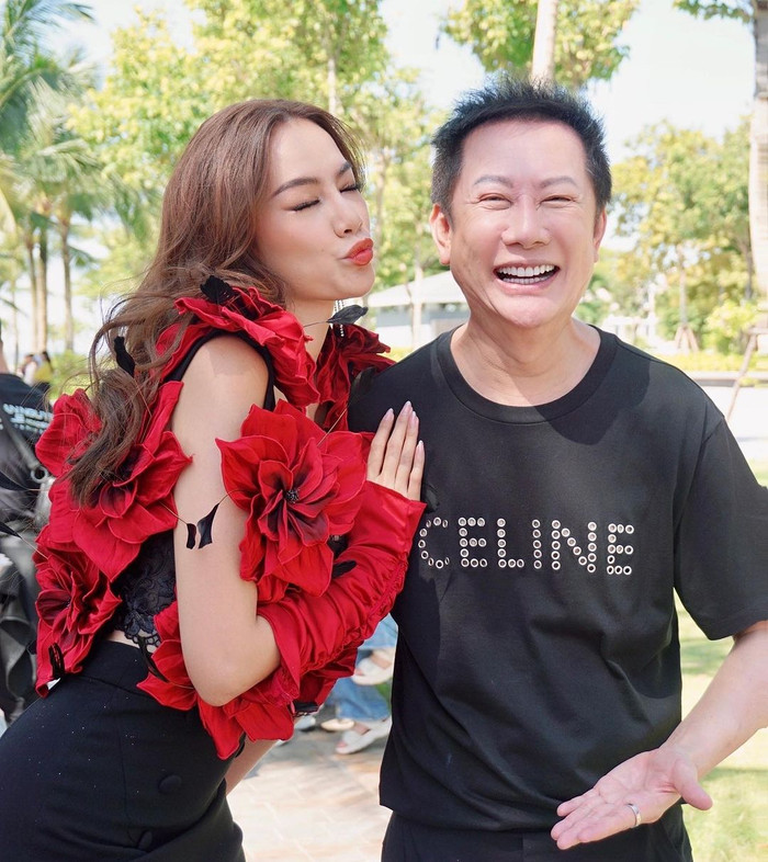 Ông Nawat luôn dành những lời khen 'có cánh' đến mỹ nhân 9X.