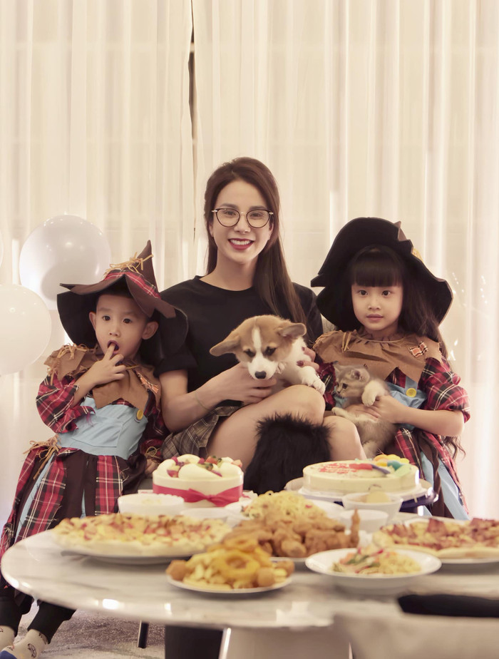 Diệp Lâm Anh hạnh phúc đăng tải khoảnh khắc cùng 2 con đón Halloween.