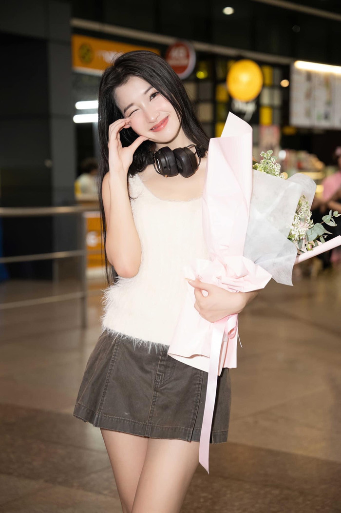 Phương Nhi đã trở về nước trong sự chào đón nồng nhiệt khán giả. 