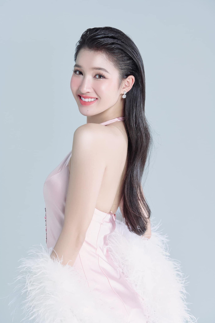 Phương Nhi với nhan sắc trong veo.